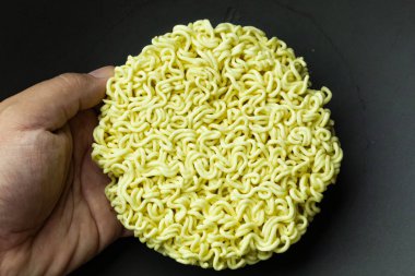 Anlık noodle siyah seramik tabak kapat.