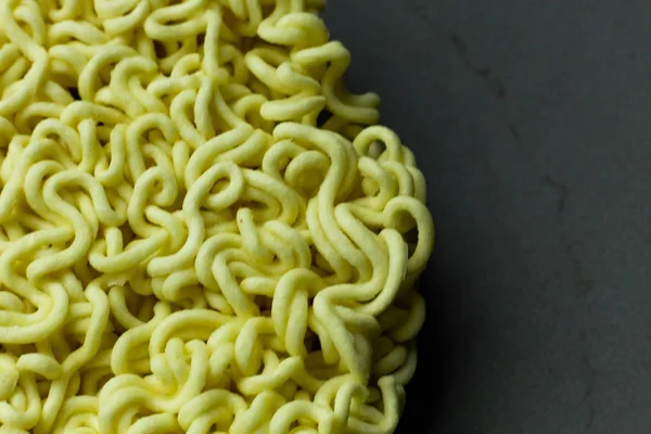 The Instant noodle on black ceramic plate close up. — Stock Photo, Image