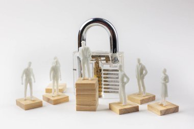 Beyaz insan modeli temiz asma kilit yakın çekim.