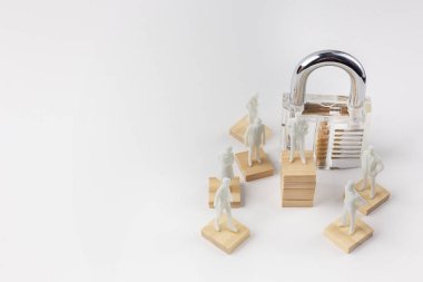 Beyaz insan modeli temiz asma kilit yakın çekim.