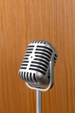 Vintage mikrofon ahşap arka plan resmine kapat.