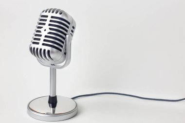 Vintage mikrofon görüntü beyaz arka plan üzerinde kapat