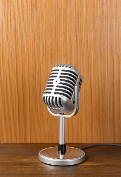 El micrófono vintage imagen de cerca sobre fondo de madera . — Foto de Stock