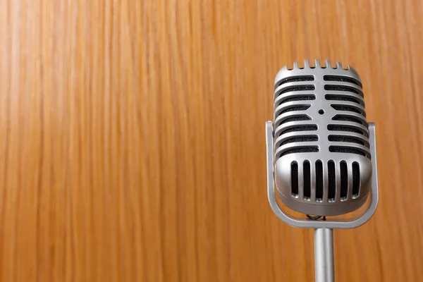 Il microfono vintage close up immagine su sfondo legno . — Foto Stock
