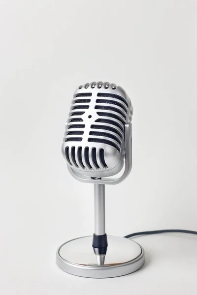El micrófono vintage acercar imagen sobre fondo blanco — Foto de Stock