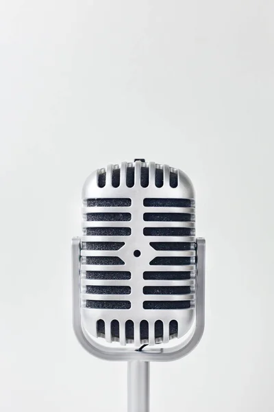 Винтажный микрофон закрыть изображение на белом фоне — стоковое фото