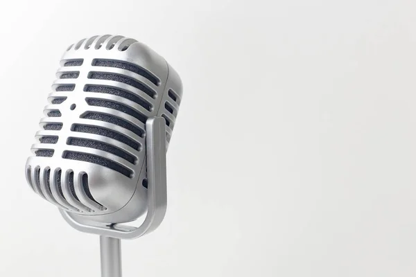Il microfono vintage close up immagine su sfondo bianco — Foto Stock