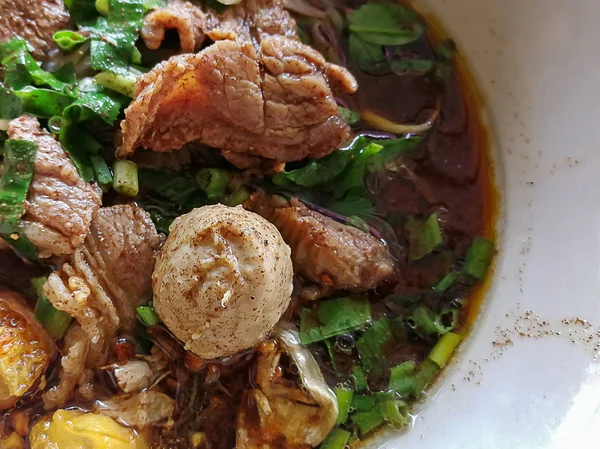 Eine thailändische Rindfleisch-Nudelsuppe Bild aus nächster Nähe. — Stockfoto