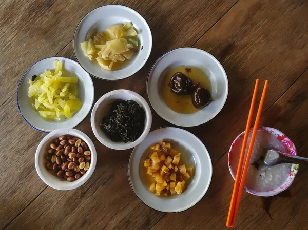 De Chinese Vegan food op houten tafel plat leggen afbeelding. — Stockfoto