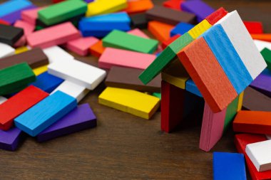 Üstünde belgili tanımlık domino multi renk kurmak ev ahşap masa görüntü.