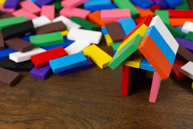 Üstünde belgili tanımlık domino multi renk kurmak ev ahşap masa görüntü.