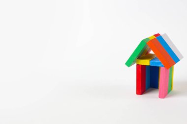 Domino multi renk yapı eve beyaz arka plan üzerinde.