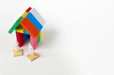 Domino multi renk yapı eve beyaz arka plan üzerinde.