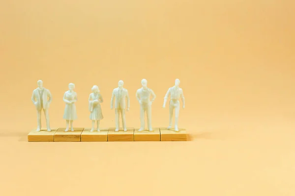 Figurine blanche sur pastel orange pour le contenu professionnel . — Photo