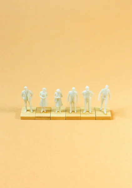 Witte figuur miniatuur op oranje pastel voor zakelijke inhoud. — Stockfoto