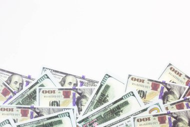 Yakın yukarı 100 dolar banknot üzerinde beyaz arka planda Busin