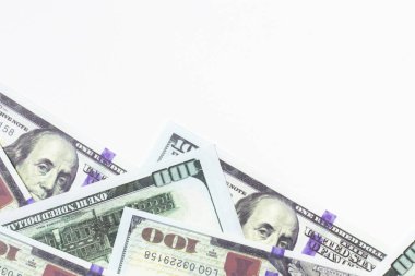 Yakın yukarı 100 dolar banknot üzerinde beyaz arka planda Busin