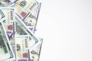 Yakın yukarı 100 dolar banknot üzerinde beyaz arka planda Busin