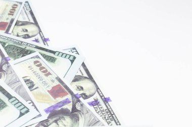 Yakın yukarı 100 dolar banknot üzerinde beyaz arka planda Busin