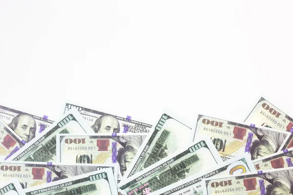 Yakın yukarı 100 dolar banknot üzerinde beyaz arka planda Busin