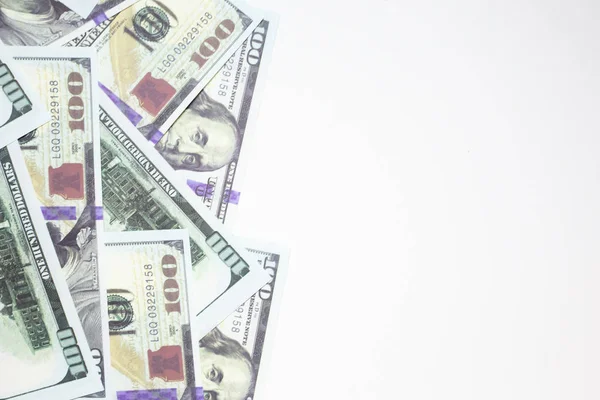 Yakın yukarı 100 dolar banknot üzerinde beyaz arka planda Busin