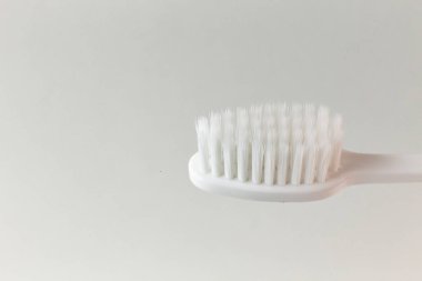 Beyaz arka planda bir diş fırçası görüntü yakın.