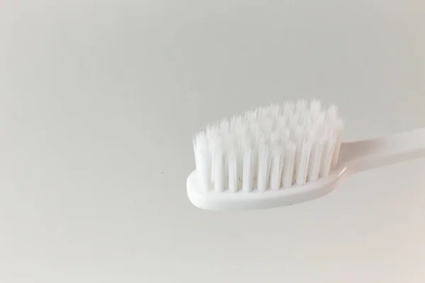 Uma escova de dentes no fundo branco fechar a imagem . — Fotografia de Stock