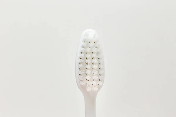 Eine Zahnbürste auf weißem Hintergrund Nahaufnahme. — Stockfoto