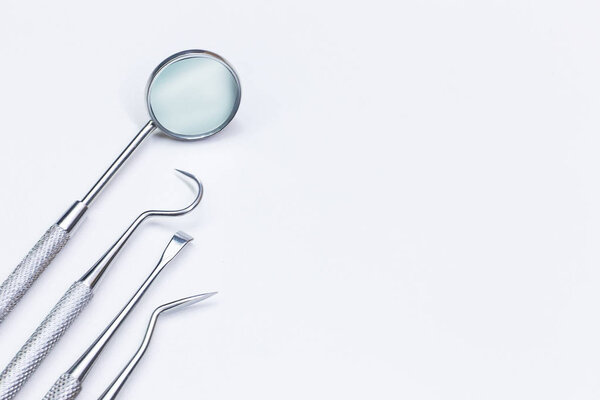 стоматологическое оборудование на белом фоне
.