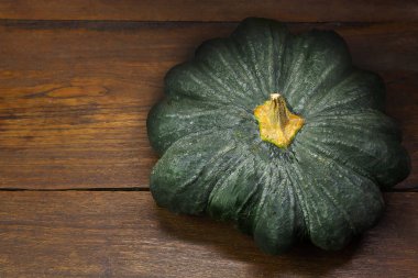  ahşap masa görüntüsü üzerinde yeşil kabak yakın.