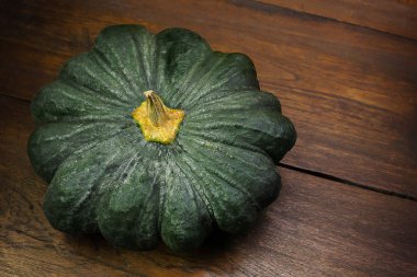  ahşap masa görüntüsü üzerinde yeşil kabak yakın.