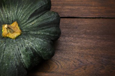  ahşap masa görüntüsü üzerinde yeşil kabak yakın.