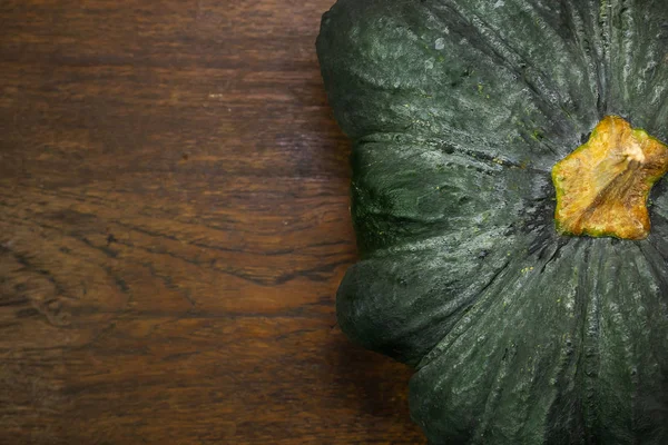  ahşap masa görüntüsü üzerinde yeşil kabak yakın.