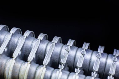 Klima Bobinli araba dokuyu kapatır.