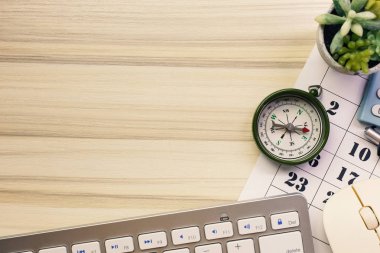  seyahat içeriği için beyaz ofis masası.