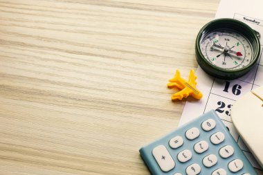  seyahat içeriği için beyaz ofis masası.