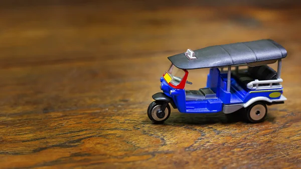 Tuk tuk taxi juguete en madera mesa de primer plano imagen . — Foto de Stock