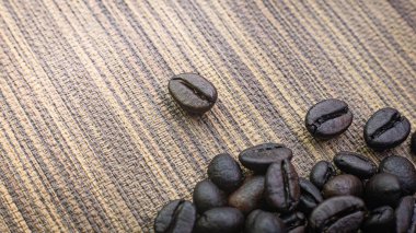 ahşap doku üzerinde kavrulmuş kahve görüntü yakın.