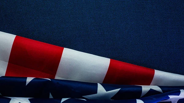Amerikanska flaggan på blå självständighetsdagen innehåll. — Stockfoto