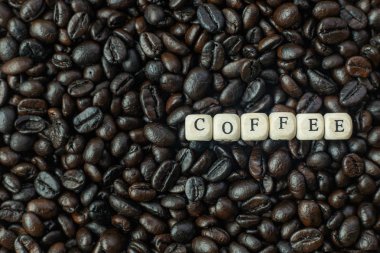 Kahve kavrulmuş ve metin ahşap küp görüntü kadar yakın.