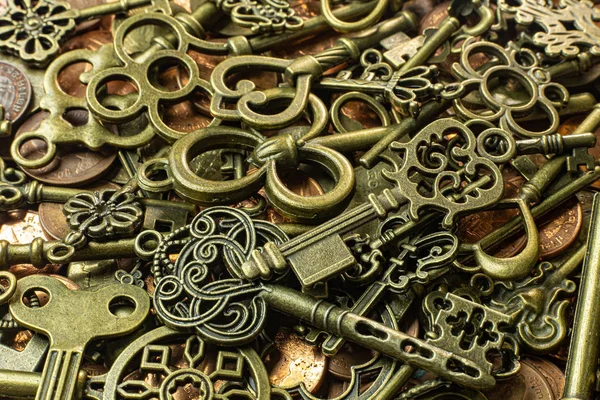 Παλιά vintage κλειδιά χρυσή υφή σε χαλκό κέρμα αφηρημένο backgroun — Φωτογραφία Αρχείου