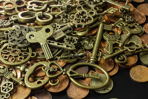 Старі старовинні ключі золота текстура на мідній монеті абстрактний фон — стокове фото