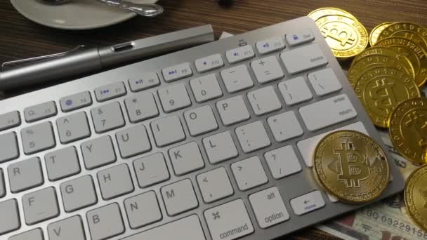 Koin Bitcoin Pada Papan Ketik Perak Untuk Konten Cryptocurrency — Stok Video