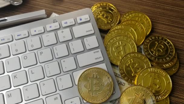 Koin Bitcoin Pada Papan Ketik Perak Untuk Konten Cryptocurrency — Stok Video