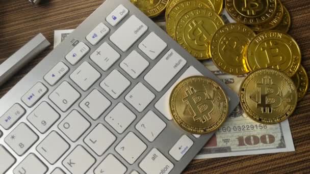 Koin Bitcoin Pada Papan Ketik Perak Untuk Konten Cryptocurrency — Stok Video