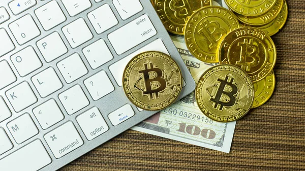 Bitcoin-Münze auf silberner Tastatur für Kryptowährungsinhalte. — Stockfoto