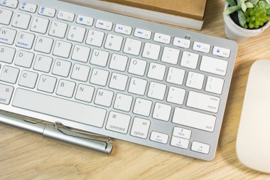 ahşap masa düz döşeme görüntü gümüş klavye