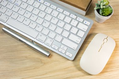 ahşap masa düz döşeme görüntü gümüş klavye