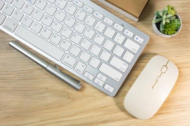 ahşap masa düz döşeme görüntü gümüş klavye