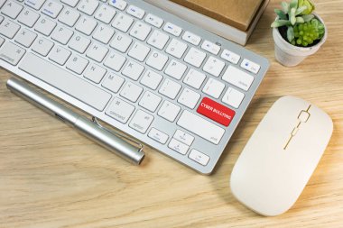 gümüş klavye de siber zorbalık kırmızı düğme 